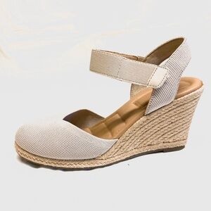 EUC Kelly & Katie Closed Toe Espadrilles/Sandals